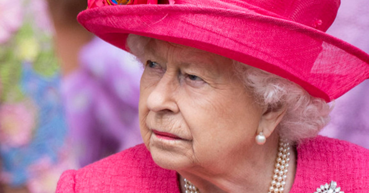 The queen shows us a bts from Buckingham Palace at Valentine’s