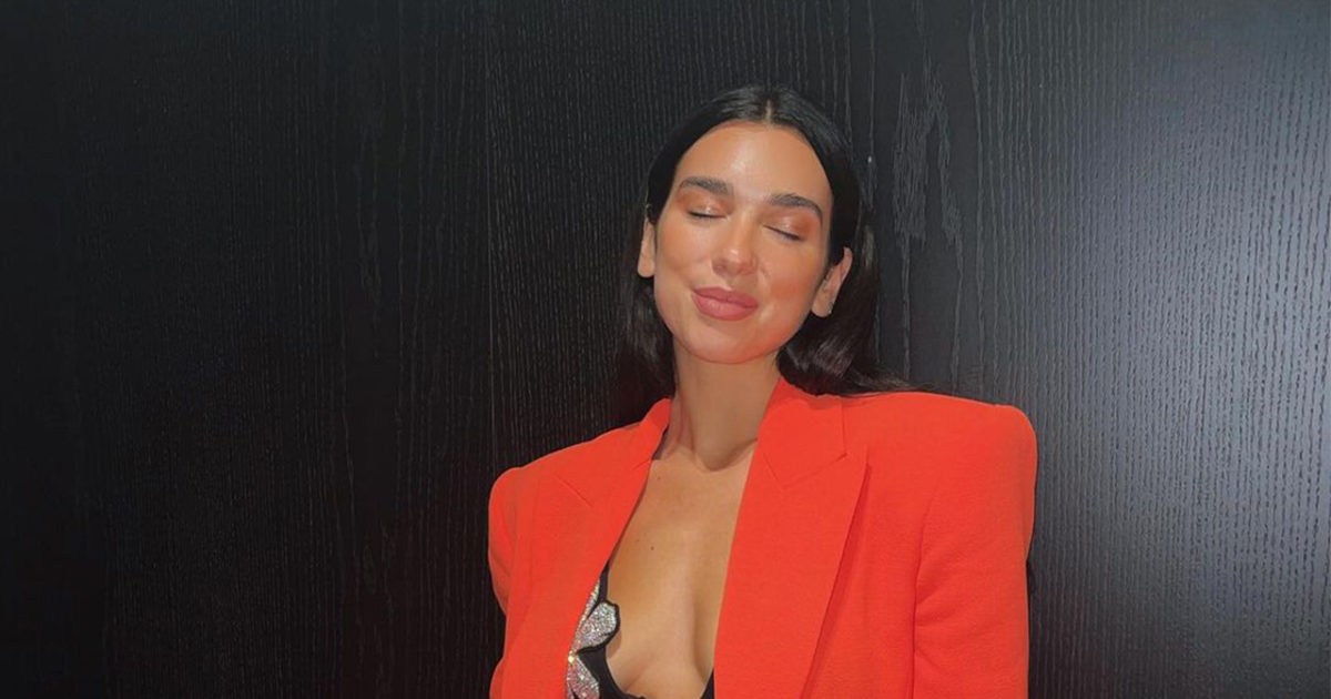 Dua Lipa nos enseña cómo llevar un bikini como top este otoño