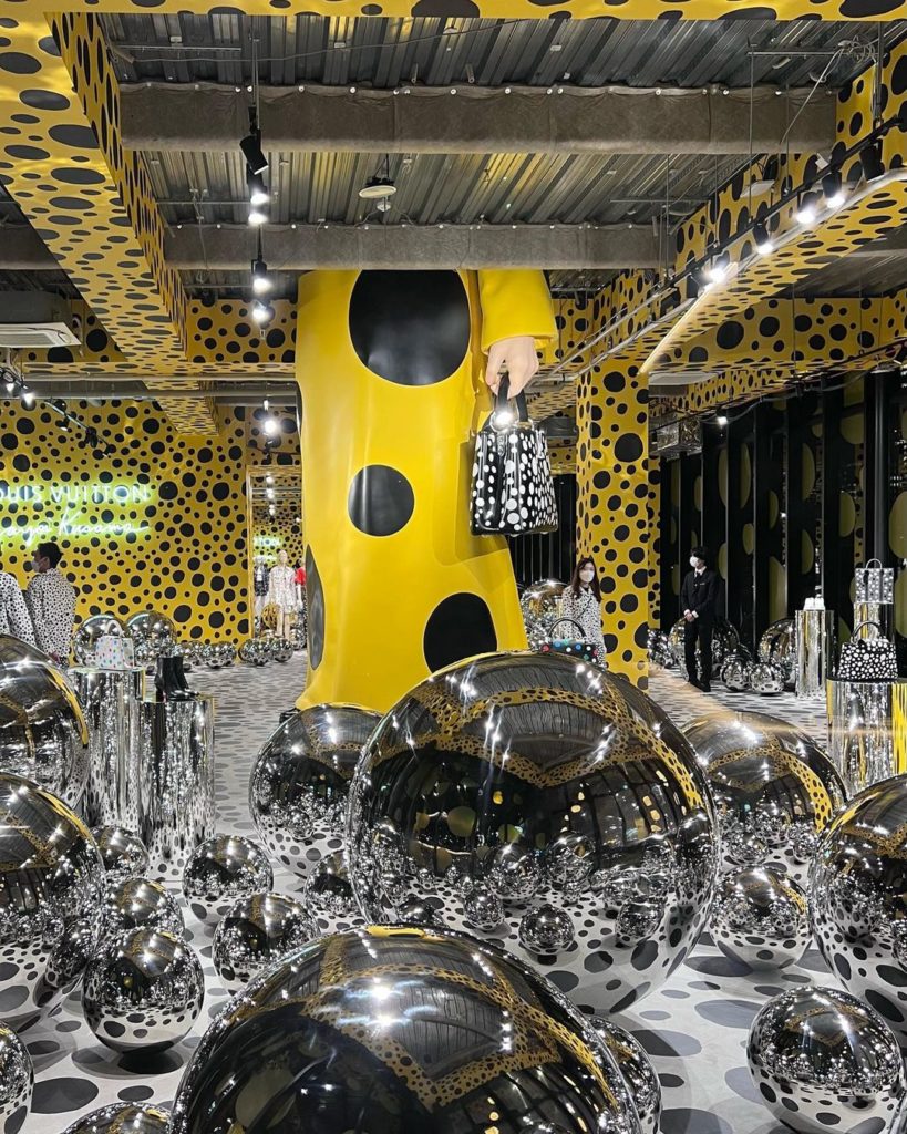 Los robots hiperrealistas de Yayoi Kusama en las vitrinas de Louis Vuitton
